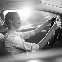 Junge Frau am Autolenkrad